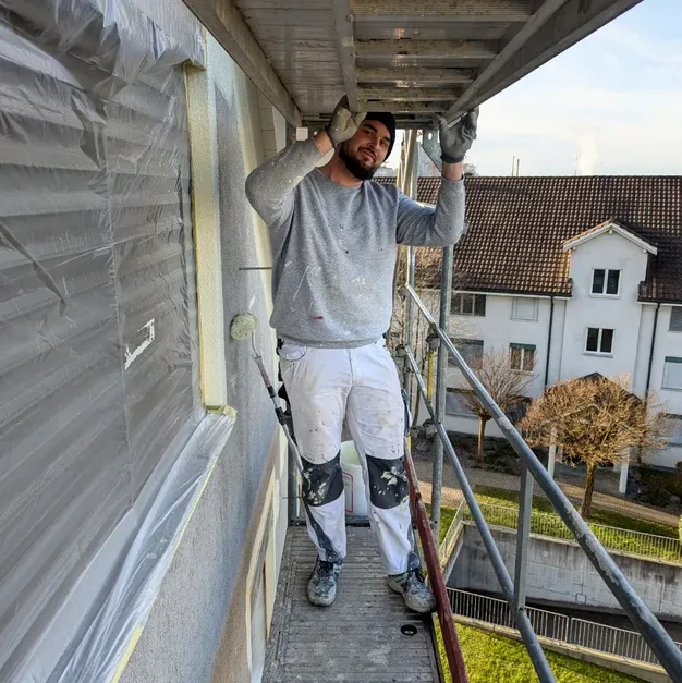 Florian Sapulovic auf dem Gerüst bei einer Fassade