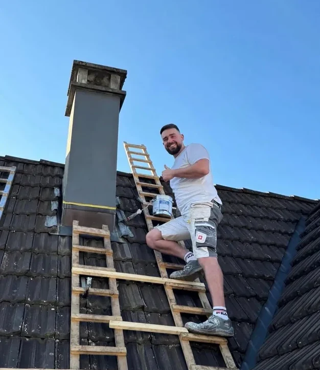Lukas Sapulovic auf einem Dach bei der Arbeit